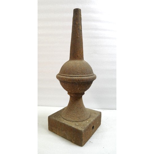 9004 - A pre-grouping Cheshire Lines Committee cast iron signal finial. Top portion of spike missing. 59cm ... 