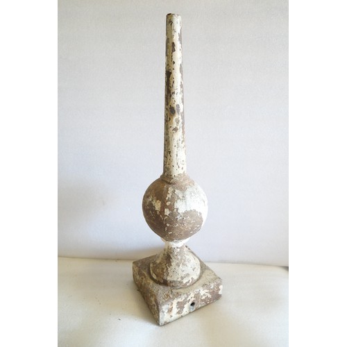 9005 - A Great Central railway cast iron signal finial for square post. Marked 151 on base. Missing tip of ... 