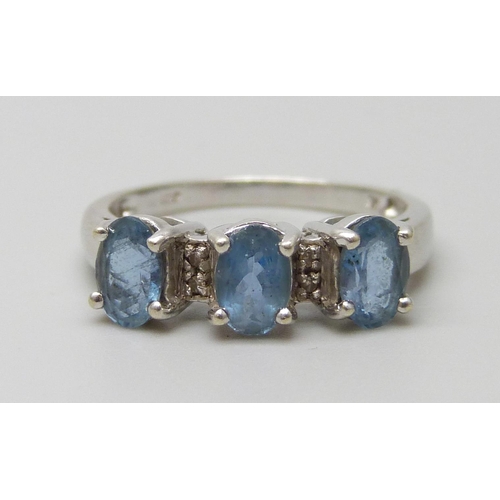 7092 - A 9ct white gold ring set with three blue stones, 2.4g, N