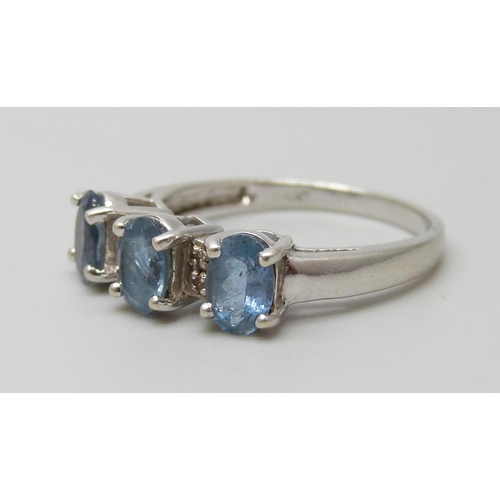 7092 - A 9ct white gold ring set with three blue stones, 2.4g, N