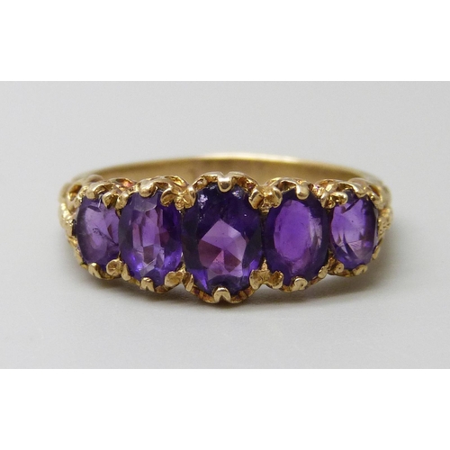 7096 - A 9ct gold and amethyst five stone ring, 4g, R/S