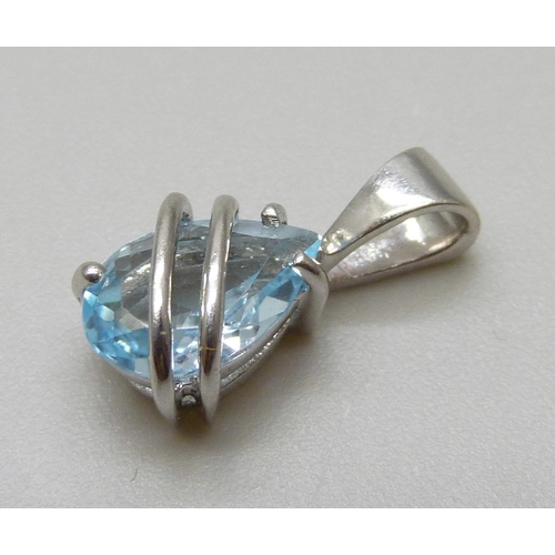 7098 - A 9ct white gold pendant set with a topaz, 1.2g, 1.5cm