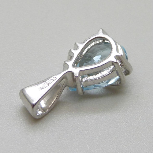 7098 - A 9ct white gold pendant set with a topaz, 1.2g, 1.5cm