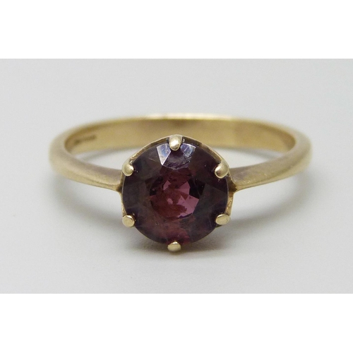 7101 - A 9ct gold garnet solitaire ring, 2.3g, N