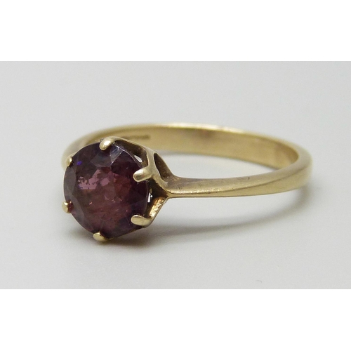 7101 - A 9ct gold garnet solitaire ring, 2.3g, N