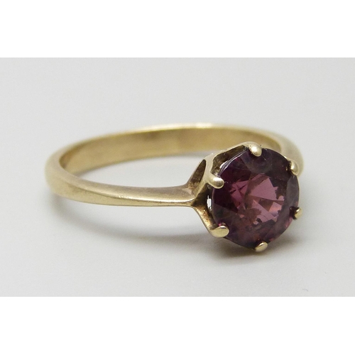 7101 - A 9ct gold garnet solitaire ring, 2.3g, N