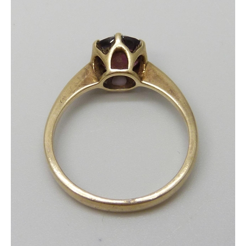 7101 - A 9ct gold garnet solitaire ring, 2.3g, N