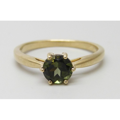 7103 - A 9ct gold green stone solitaire ring, 2g, N