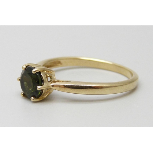 7103 - A 9ct gold green stone solitaire ring, 2g, N