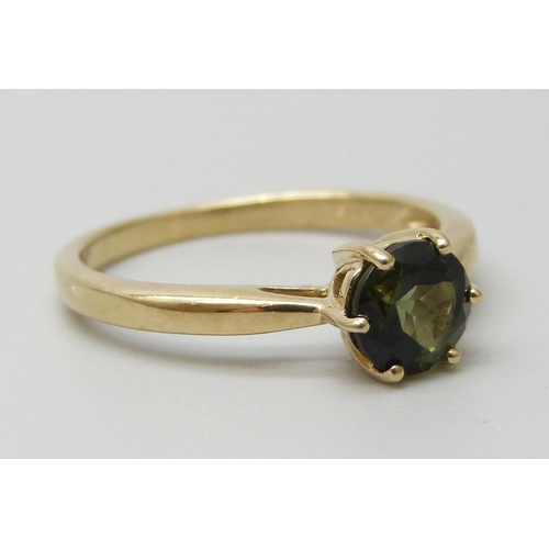 7103 - A 9ct gold green stone solitaire ring, 2g, N