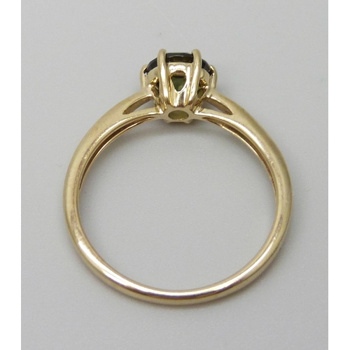 7103 - A 9ct gold green stone solitaire ring, 2g, N