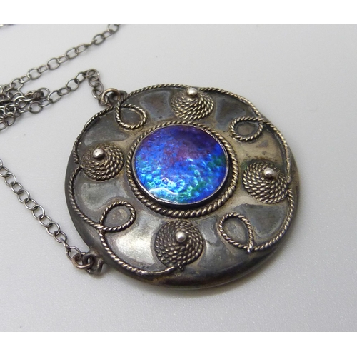 7107 - A Charles Horner silver and enamel pendant on chain, Chester 1910, 8.5g, 3.1cm pendant