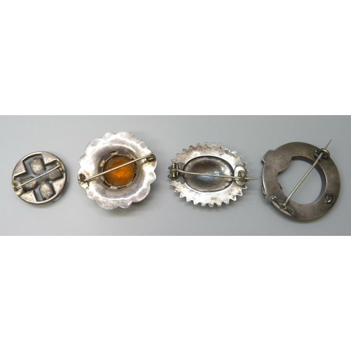 7110 - Scottish jewellery set with hardstones - two white metal brooches, a plated brooch and a silver broo... 