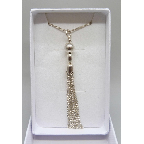 7118 - A silver tassel pendant on chain, 5.1g