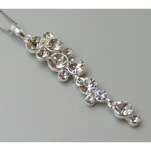 7124 - A silver and crystal pendant on chain, 7.8g