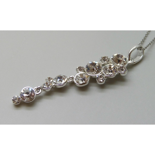 7124 - A silver and crystal pendant on chain, 7.8g