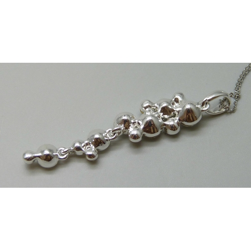 7124 - A silver and crystal pendant on chain, 7.8g