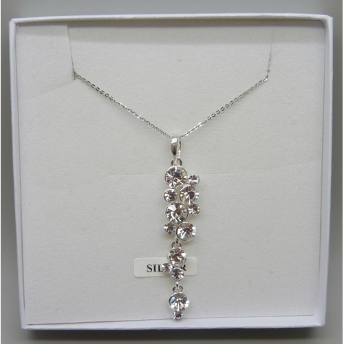 7124 - A silver and crystal pendant on chain, 7.8g