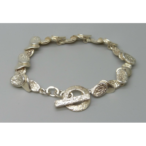 7125 - A 925 sterling silver handmade bracelet with hammered design by Cavandish French, 20.1g, 18.5cm