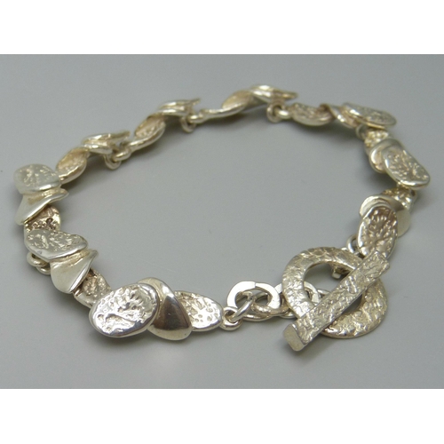 7125 - A 925 sterling silver handmade bracelet with hammered design by Cavandish French, 20.1g, 18.5cm