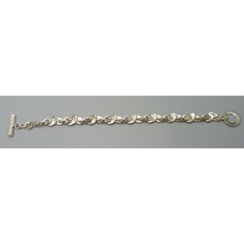 7125 - A 925 sterling silver handmade bracelet with hammered design by Cavandish French, 20.1g, 18.5cm