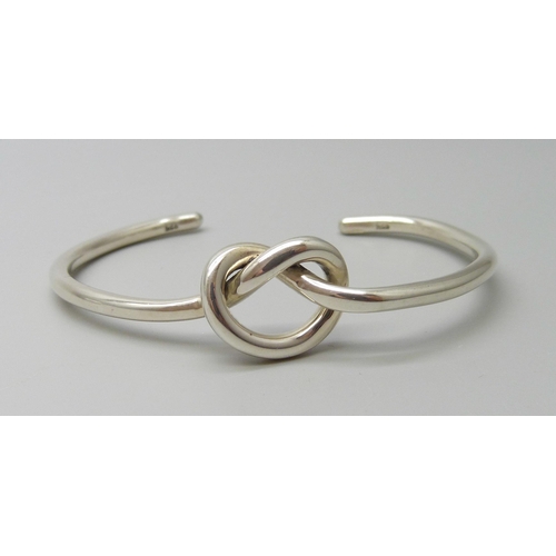 7126 - A silver knot torc bangle, 15.8g, 6cm diameter