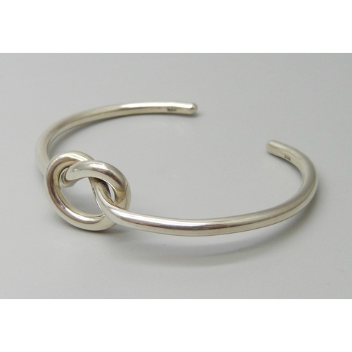 7126 - A silver knot torc bangle, 15.8g, 6cm diameter