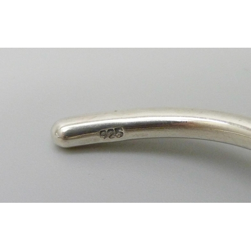 7126 - A silver knot torc bangle, 15.8g, 6cm diameter