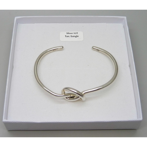 7126 - A silver knot torc bangle, 15.8g, 6cm diameter