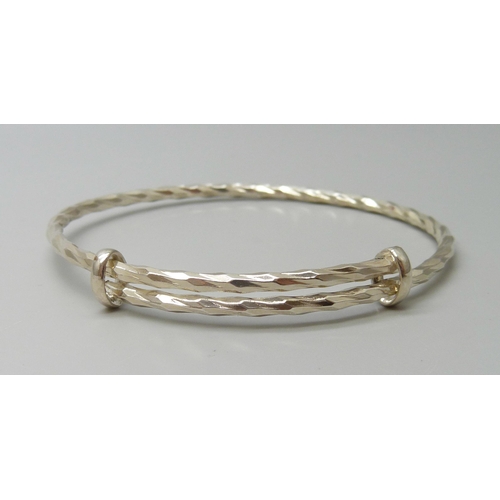 7128 - A silver twist adjustable bangle, 15.8g, 6.7 x 5.7 diameter