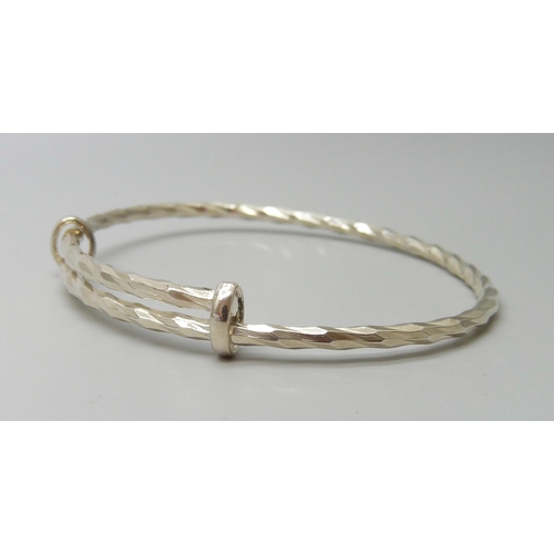 7128 - A silver twist adjustable bangle, 15.8g, 6.7 x 5.7 diameter