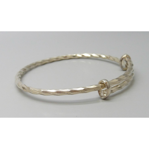 7128 - A silver twist adjustable bangle, 15.8g, 6.7 x 5.7 diameter