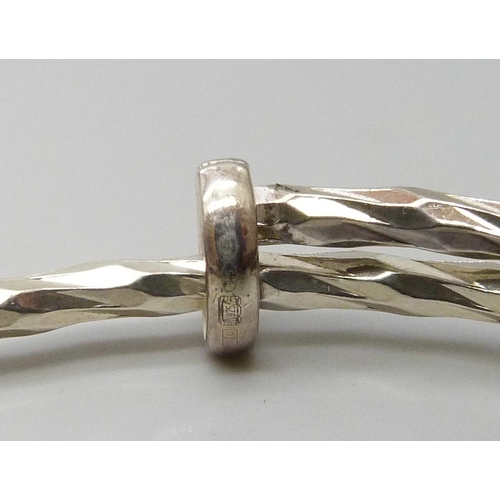 7128 - A silver twist adjustable bangle, 15.8g, 6.7 x 5.7 diameter