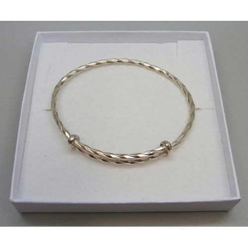 7128 - A silver twist adjustable bangle, 15.8g, 6.7 x 5.7 diameter