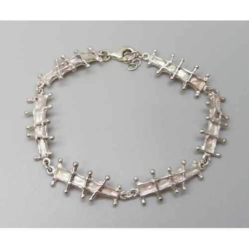 7131 - A 925 sterling silver handmade bracelet by Cavandish French, 12.8g, 20cm on full extension