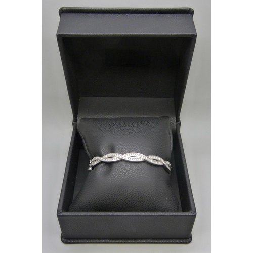 7133 - A silver twist bangle set with cubic Zirconia, 18.8g, band 0.7cm wide