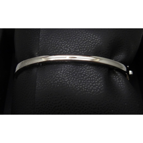 7133 - A silver twist bangle set with cubic Zirconia, 18.8g, band 0.7cm wide