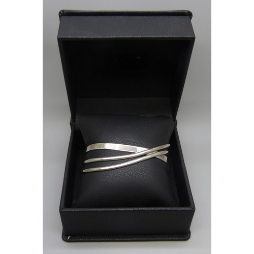 7134 - A silver three band wave cuff bangle, 23g, 6.8cm