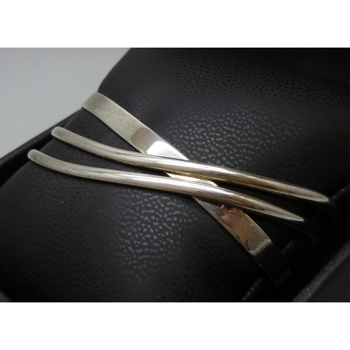 7134 - A silver three band wave cuff bangle, 23g, 6.8cm