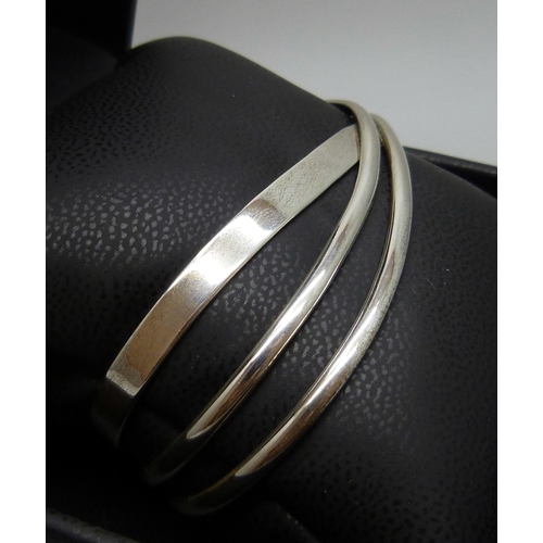 7134 - A silver three band wave cuff bangle, 23g, 6.8cm