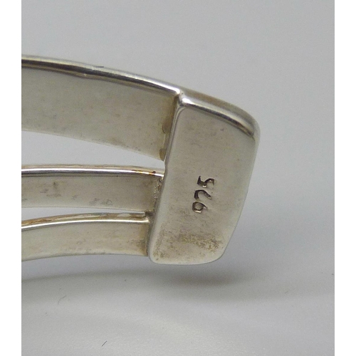 7134 - A silver three band wave cuff bangle, 23g, 6.8cm