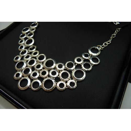 7136 - A 925 sterling silver handmade necklace by Cavandish French, 53.5g