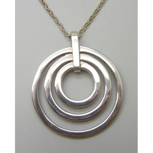 7141 - A silver circles pendant, 22.5g, 5.2cm