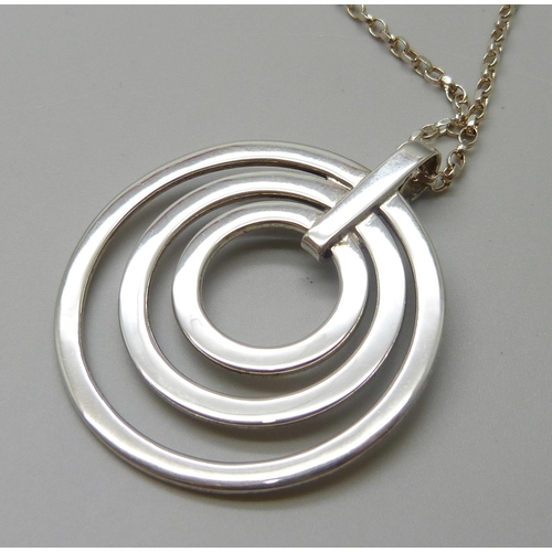 7141 - A silver circles pendant, 22.5g, 5.2cm