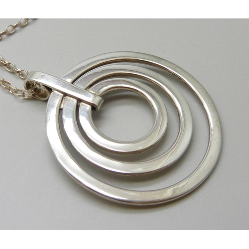 7141 - A silver circles pendant, 22.5g, 5.2cm