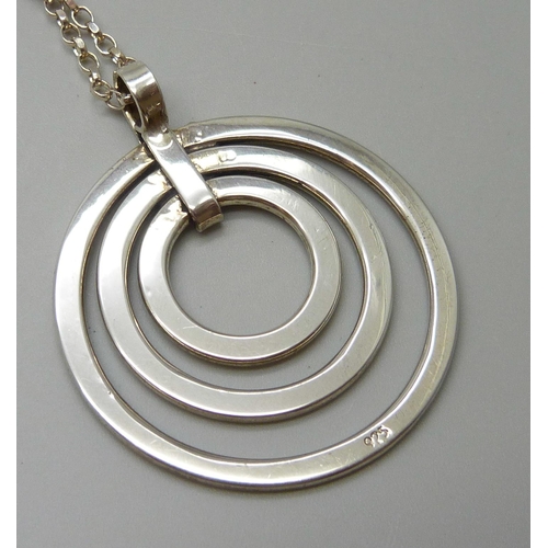 7141 - A silver circles pendant, 22.5g, 5.2cm