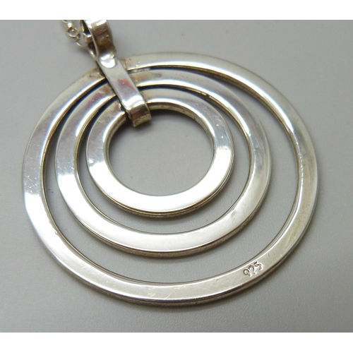 7141 - A silver circles pendant, 22.5g, 5.2cm