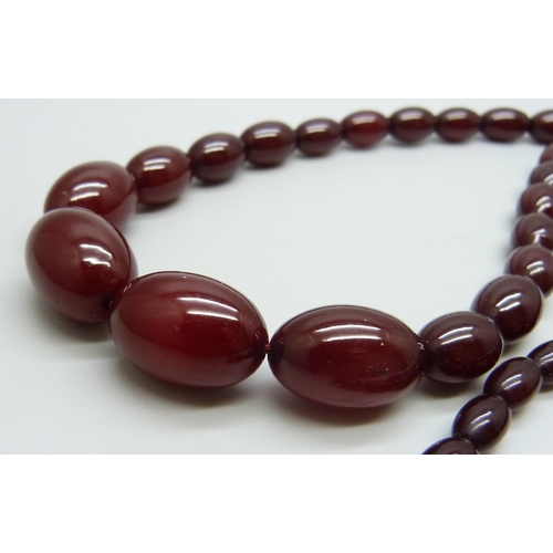 7148 - A sherry amber necklace, 51g, largest bead 2.4 x 1.7cm