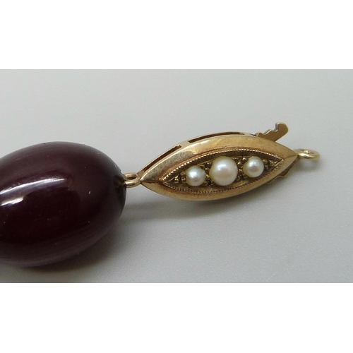 7149 - A sherry amber necklace with a 9ct gold clasp, 66g, requires re-stringing, largest bead 2.8 x 2cm