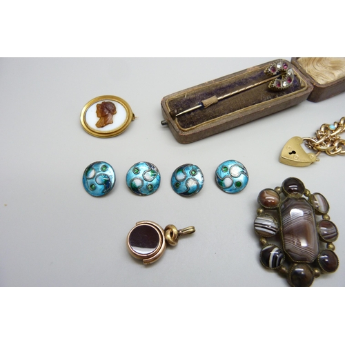 7158 - A collection of Victorian and later jewellery including a silver gilt horseshoe stick pin, an agate ... 